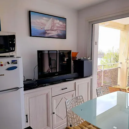 2 Pieces A Royan Avec Terrasse Et Parking Pres De La - Fr-1-494-218 Apartment