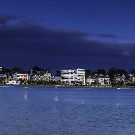 2 Pièces à Avec Terrasse Et Parking Près De La - Fr-1-494-218 * Royan