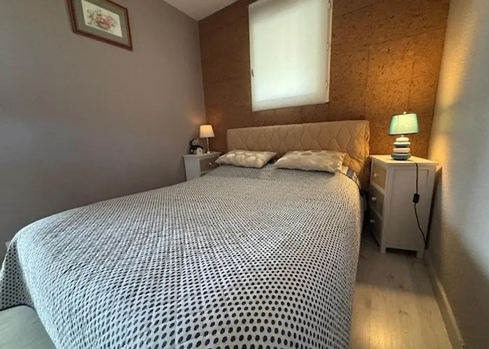 2 Pièces à Avec Terrasse Et Parking Près De La - Fr-1-494-218 Apartamento *