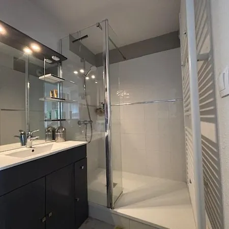 2 Pieces A Royan Avec Terrasse Et Parking Pres De La - Fr-1-494-218 *