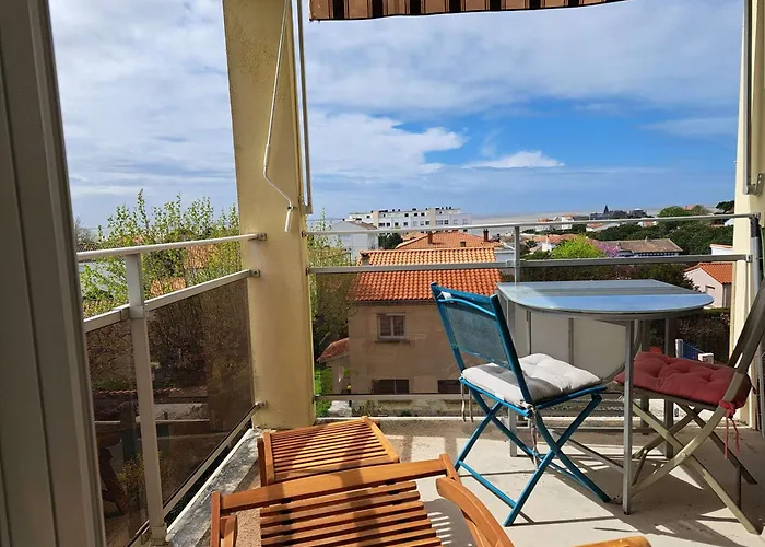 2 Pieces A Avec Terrasse Et Parking Pres De La - Fr-1-494-218