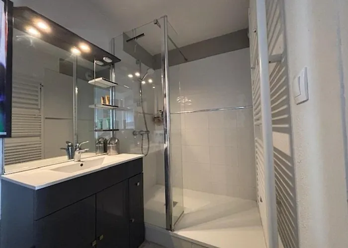 2 Pieces A Avec Terrasse Et Parking Pres De La - Fr-1-494-218 *